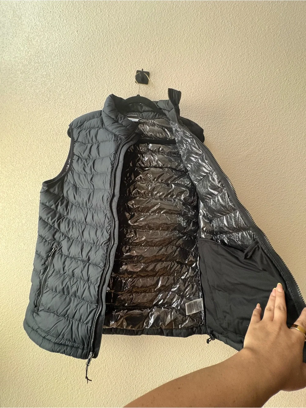 Columbia Men’s powder lite Black Quilted Vest - Picture 5 of 6